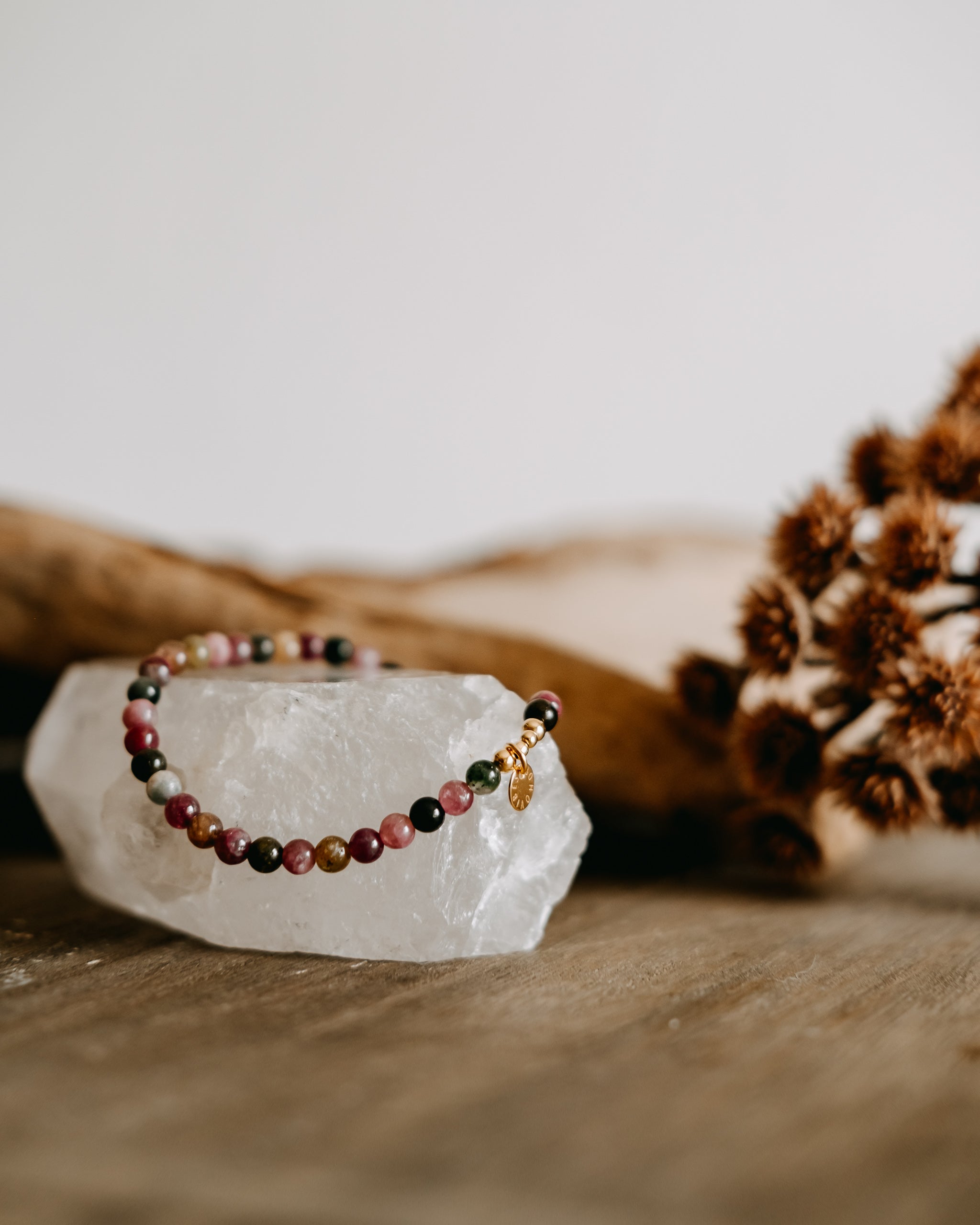 Bohovibes náramky z minerálů turmalín. Ručně dělané šperky.