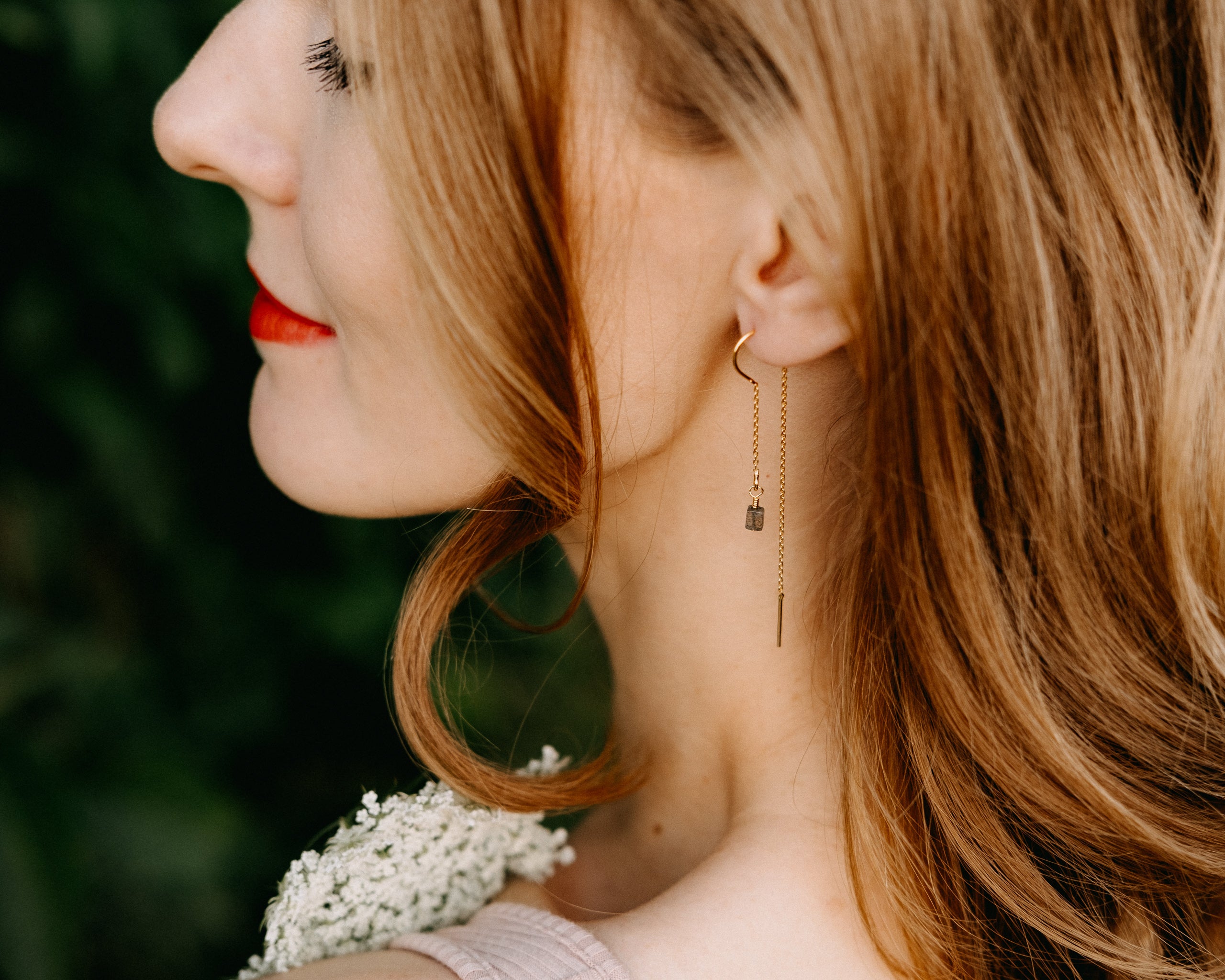 Bohovibes provlékací řetízkové náušnice s labradority.