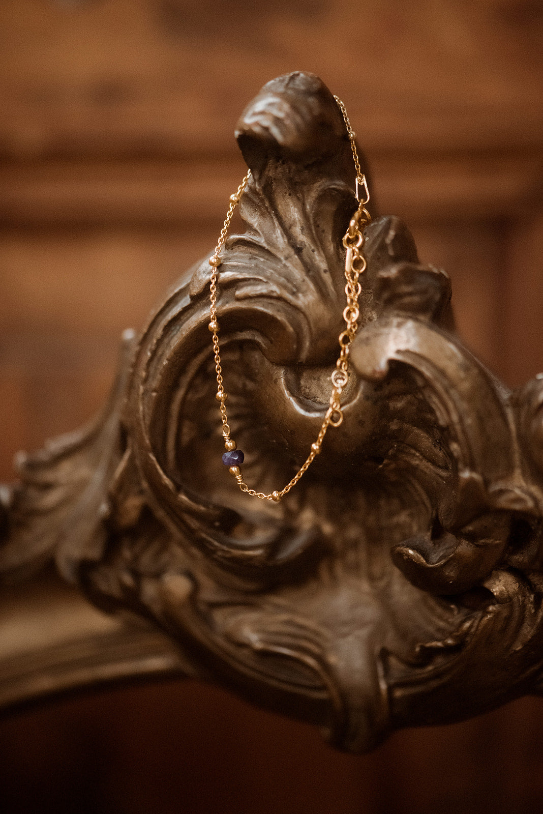Poznejte krásu tradičních ochranných talismanů. Drahocenný safír spolu s iolitem se stanou vašimi životním průvodci a budou vás chránit za každých okolností. Stříbrné nebo pozlacené náušnice se safírem a iolitem. Ručně dělané náramky, náhrdelníky a náušnice s kameny.