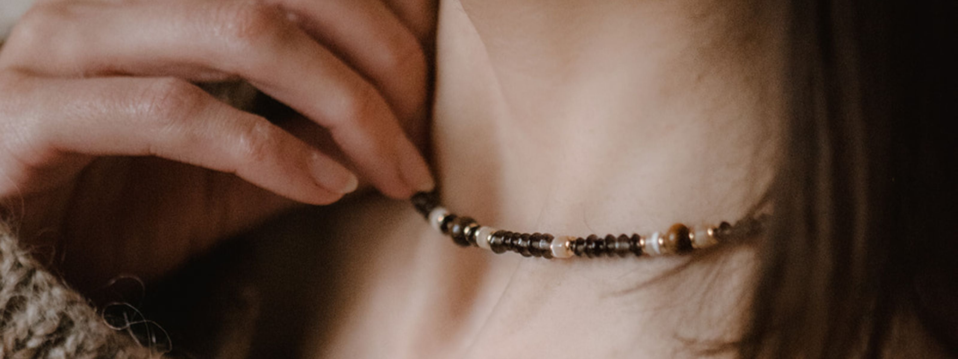 Bohovibes náhrdelník ze záhnědy, perleti a tygřího oka pozlacený.