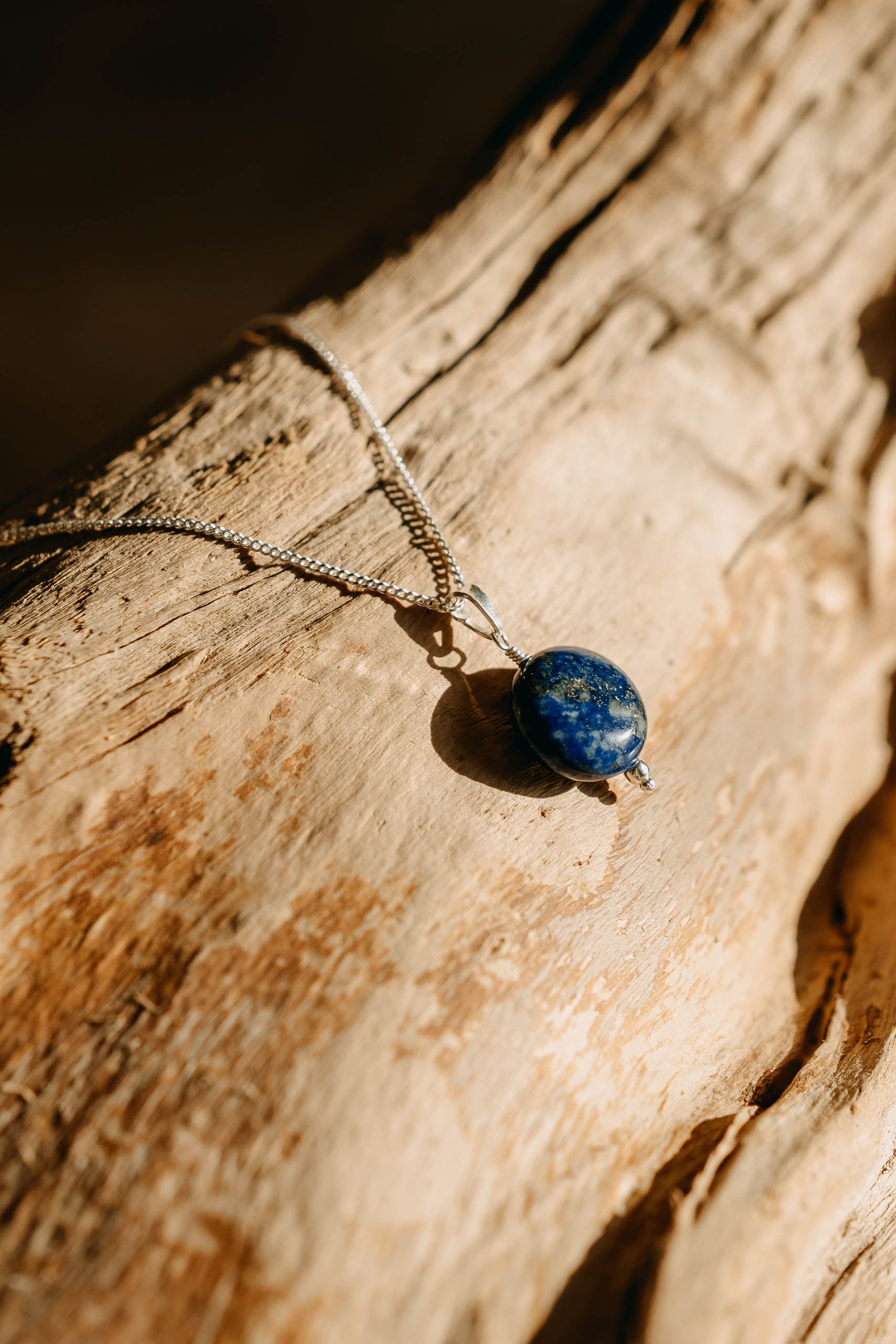 Náhrdelník s lapisem lazuli. Stříbrný nebo pozlacený řetízek s přívěskem z lapisu lazuli.