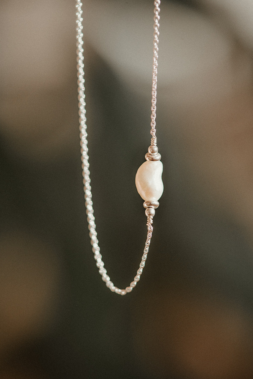 Náhrdelník s perlou. Stříbrný nebo pozlacený řetízek s přívěskem ze sladkovodní perly.