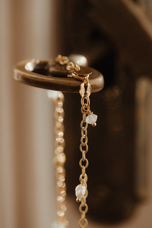 Náramek s perlami a prehnity. Ručně dělaný náramek s perlami a prehnity. Stříbrný nebo pozlacený náramek s keshi perlami a broušenými prehnity.
