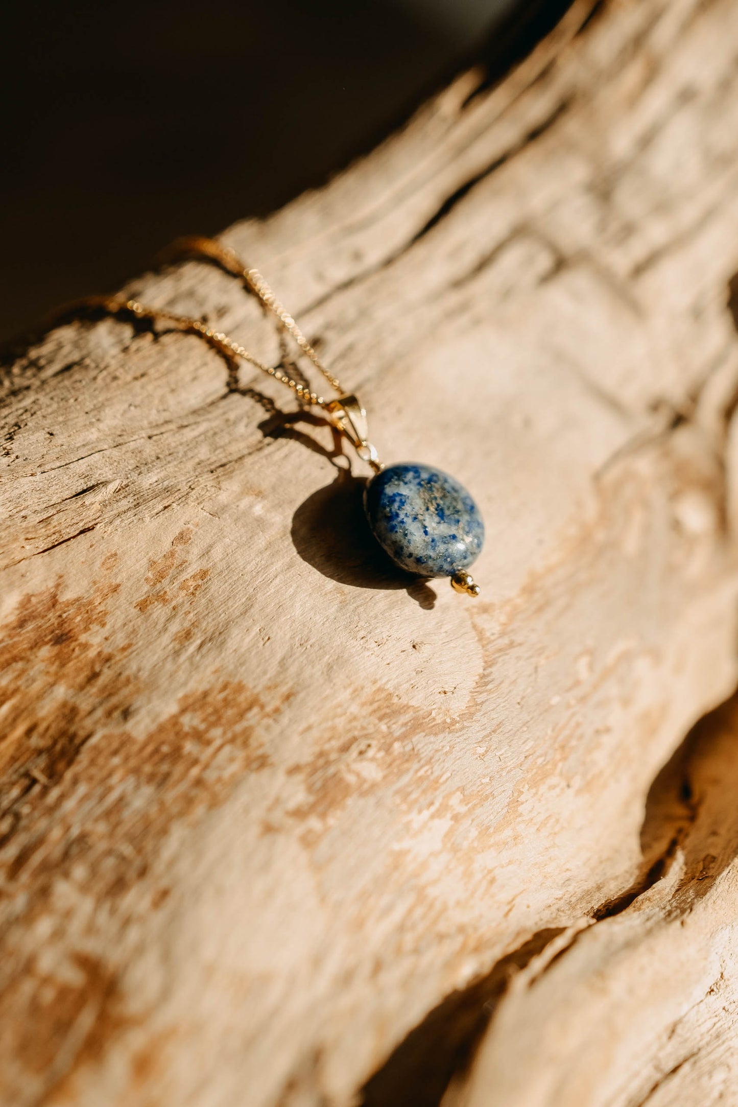 Náhrdelník s lapisem lazuli. Stříbrný nebo pozlacený řetízek s přívěskem z lapisu lazuli.